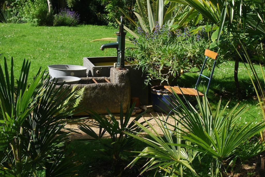 Un Jardin En Pente Douce Villa Locquenole Ruang foto
