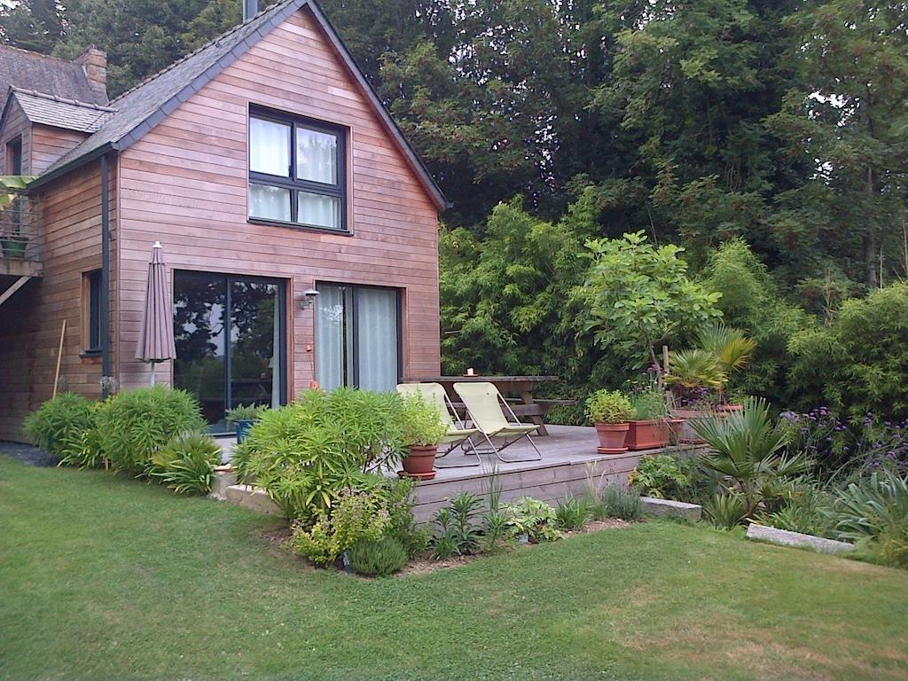 Un Jardin En Pente Douce Villa Locquenole Ruang foto